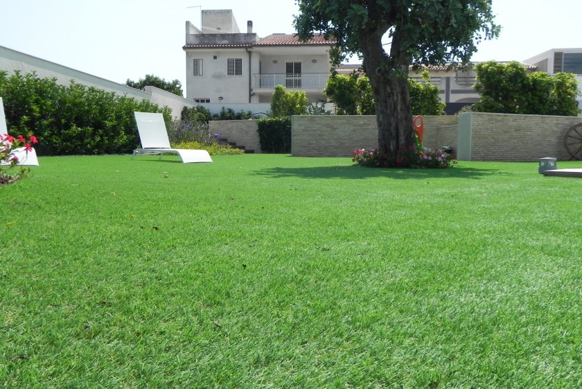 The Pros & Cons of Artificial Turf Grass